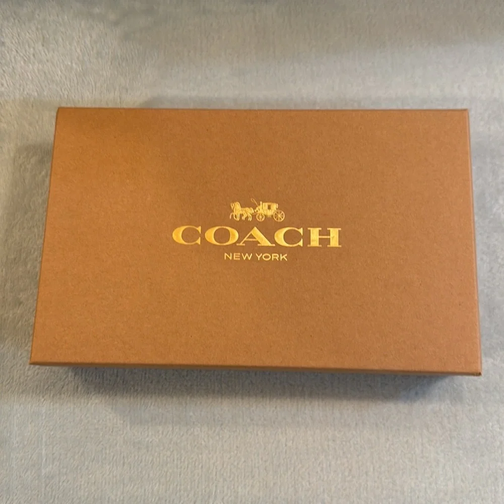 Coach corner zip